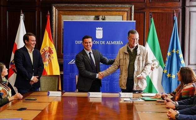 Momento del acuerdo de compra, en noviembre de 2022.