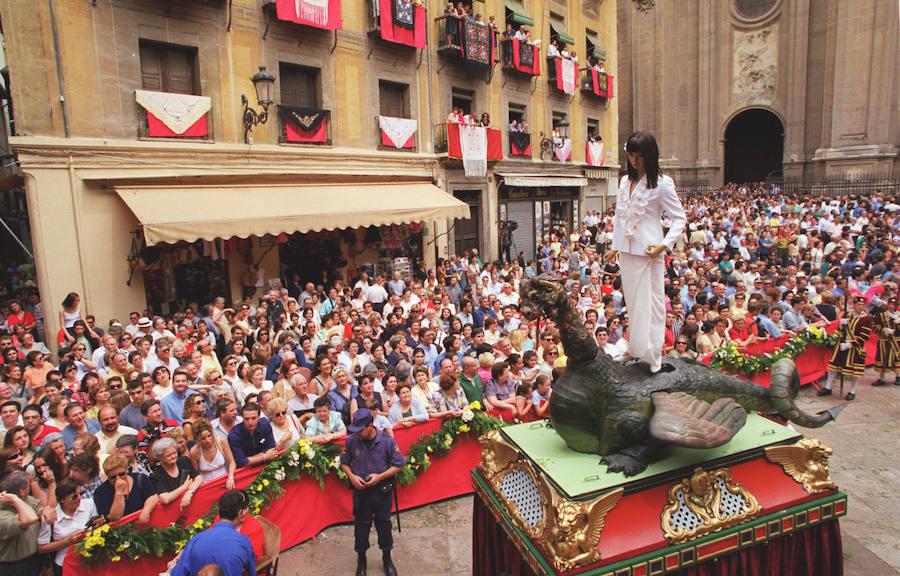 Los trajes de la Tarasca año a año desde 1936