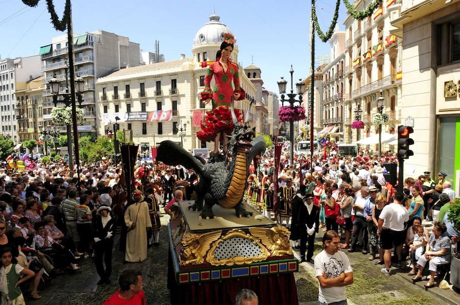 Los trajes de la Tarasca año a año desde 1936