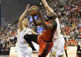 Youssou Ndoye busca el aro en el poste bajo.