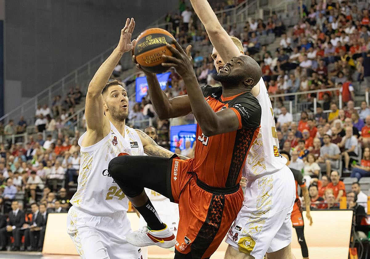 Youssou Ndoye busca el aro en el poste bajo.