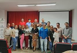 Foto de familia de algunos de los participantes en la asamblea.