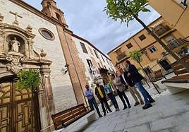 El alcalde y concejales, en la nueva plaza de San Juan de Dios.