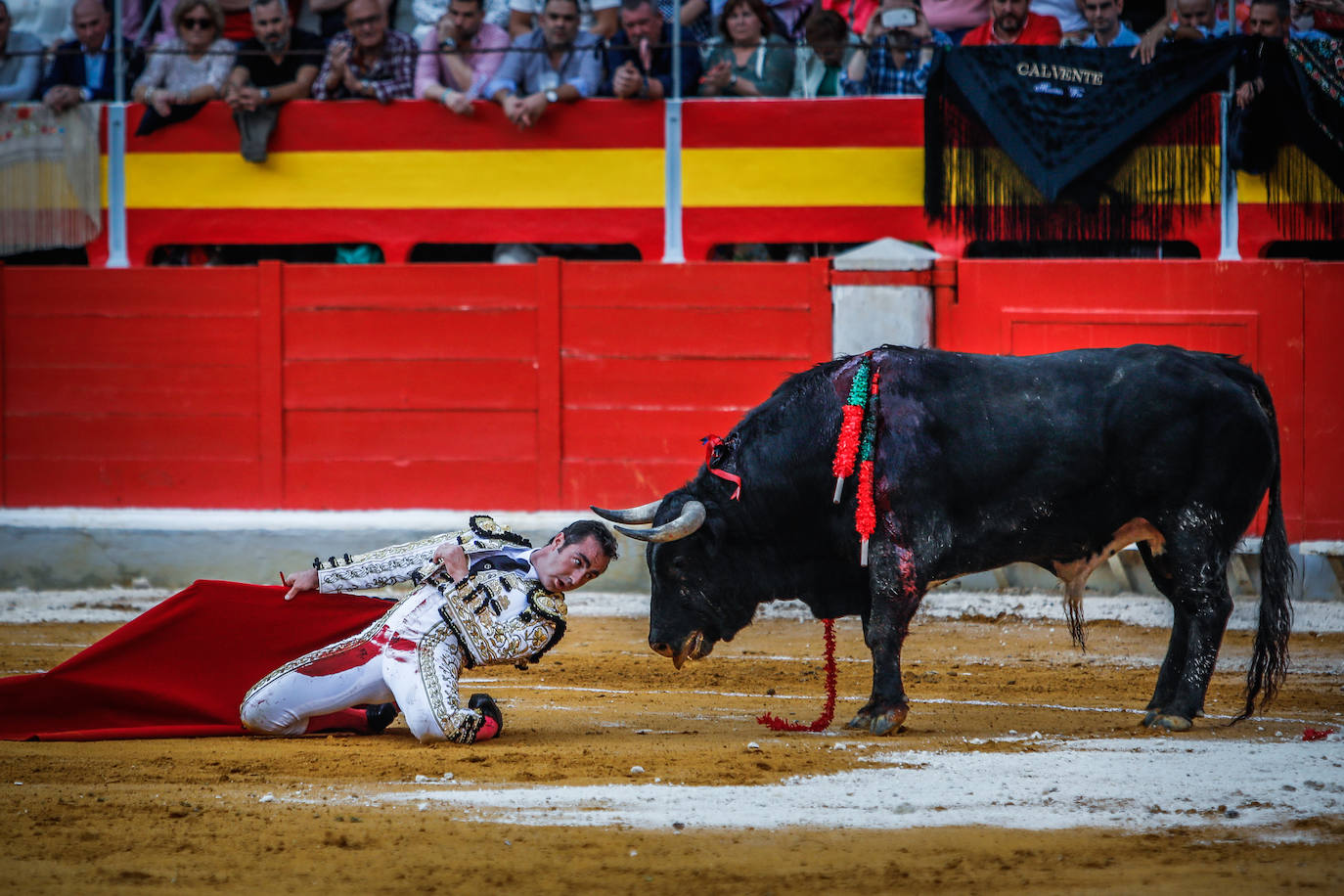 'El Fandi' en un temerario desplante al quinto.