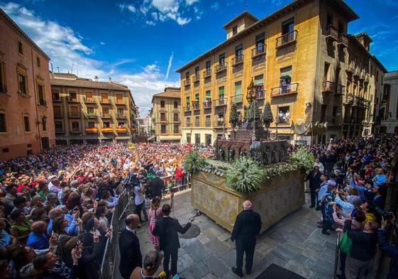 Procesión del Corpus en una plaza de las Pasiegas abarrotada