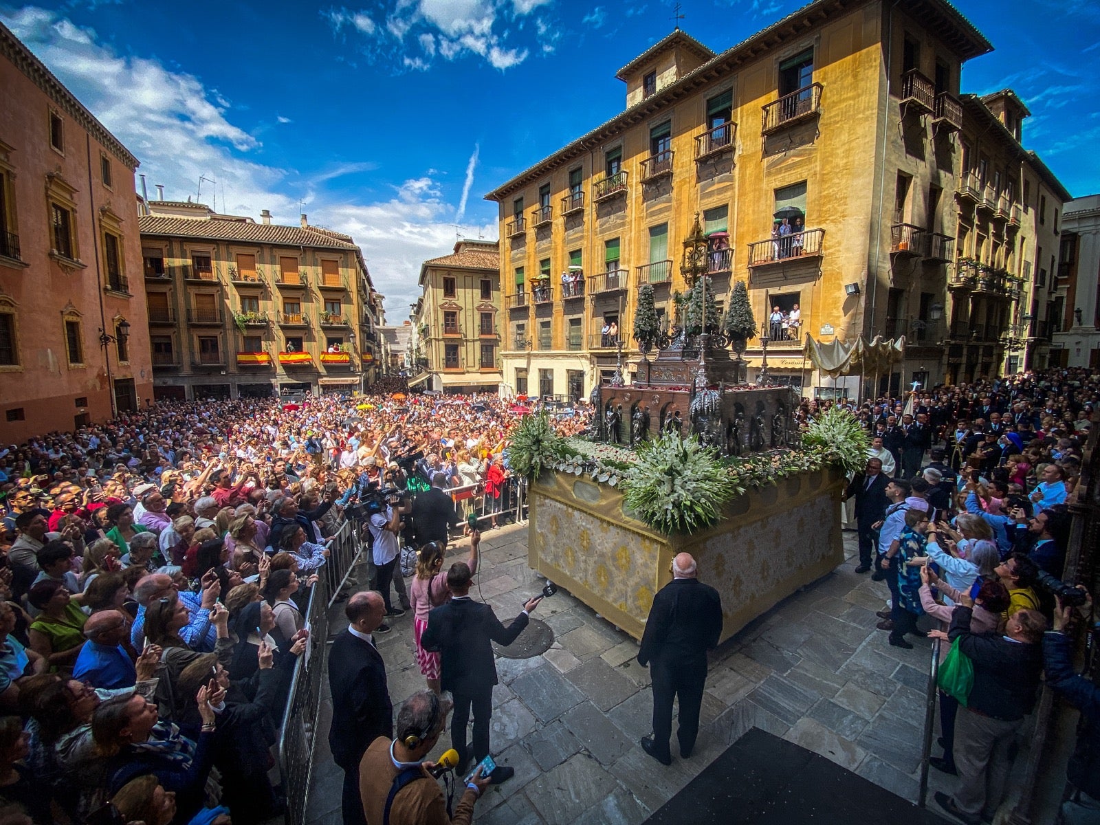 Las imágenes de la procesión del Corpus y la Tarasca por las calles de Granada