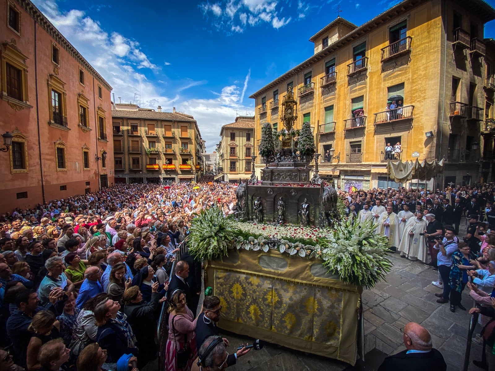 Las imágenes de la procesión del Corpus y la Tarasca por las calles de Granada