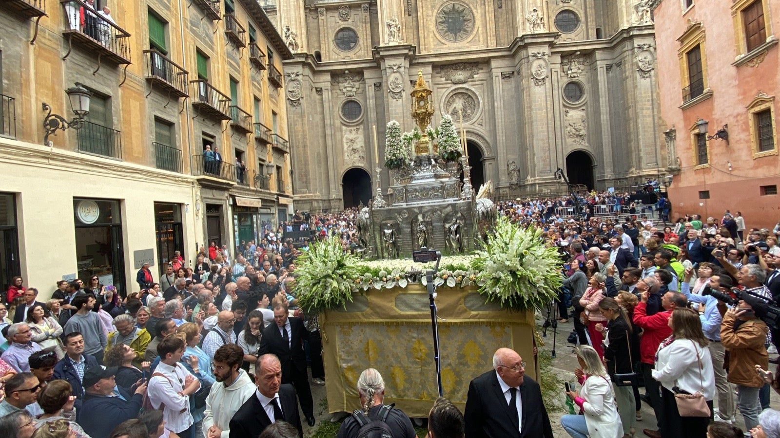 Las imágenes de la procesión del Corpus y la Tarasca por las calles de Granada