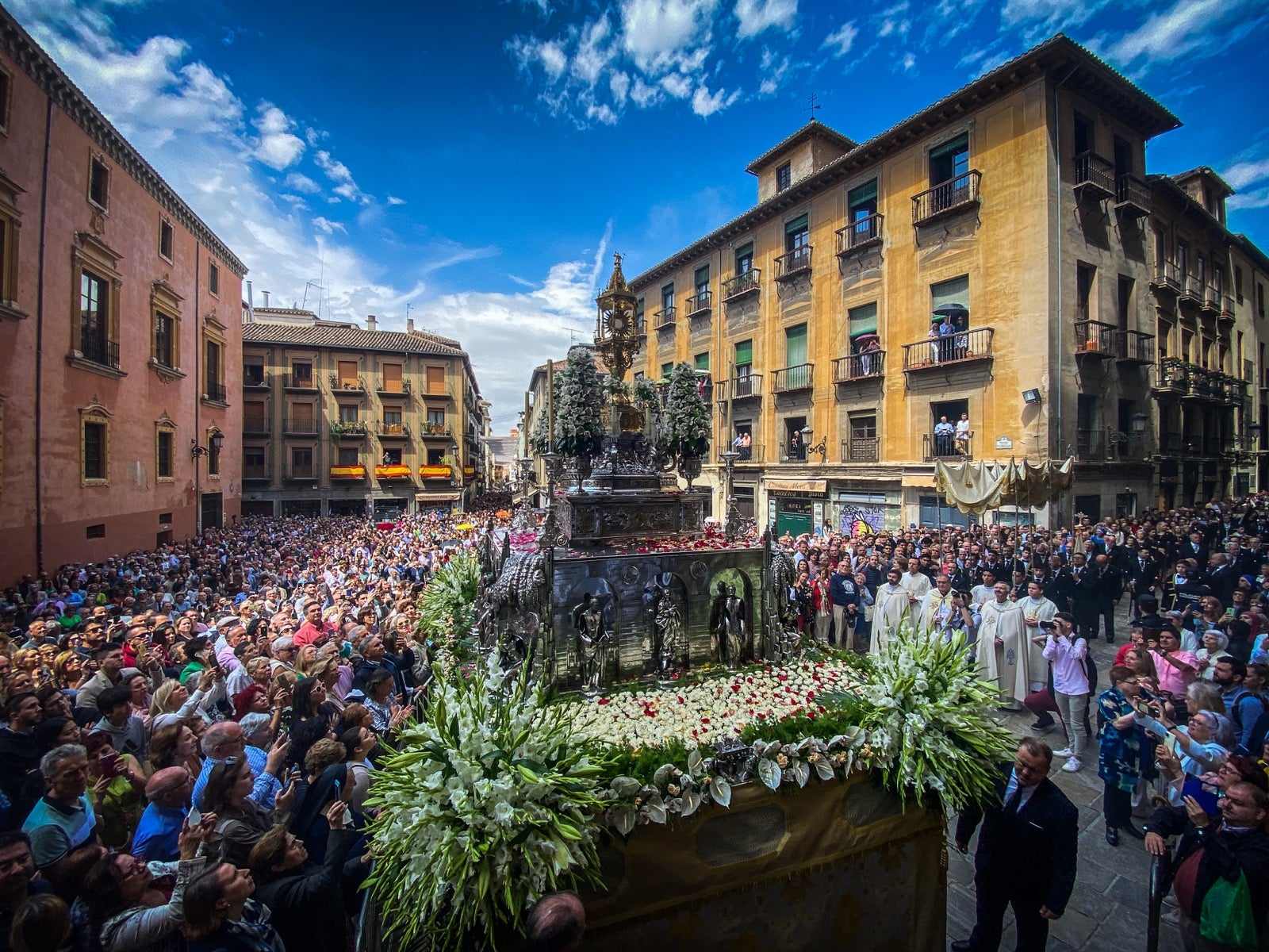 Las imágenes de la procesión del Corpus y la Tarasca por las calles de Granada