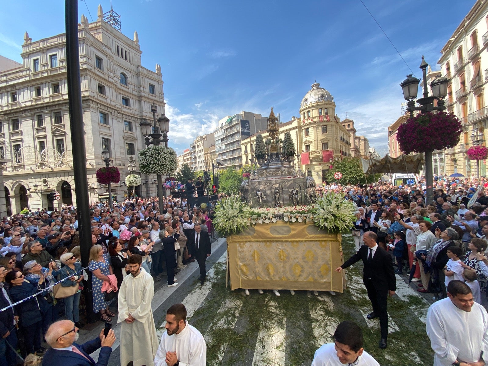 Las imágenes de la procesión del Corpus y la Tarasca por las calles de Granada