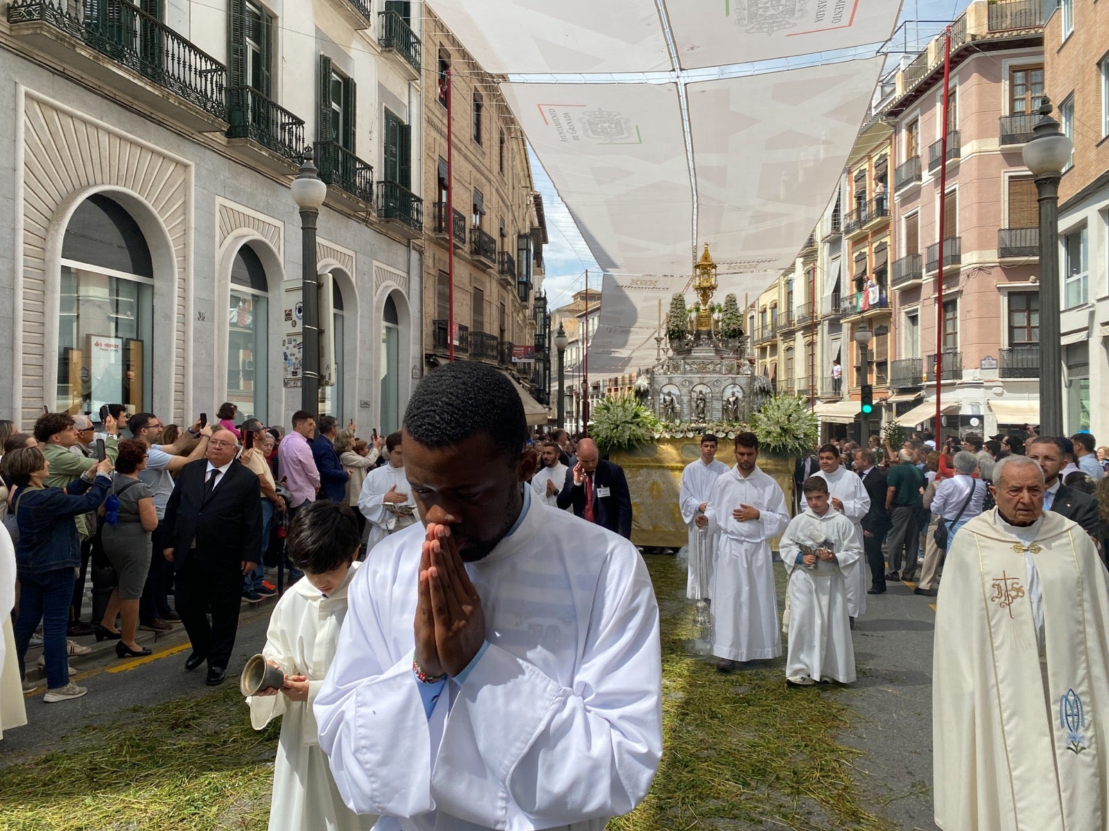 Las imágenes de la procesión del Corpus y la Tarasca por las calles de Granada