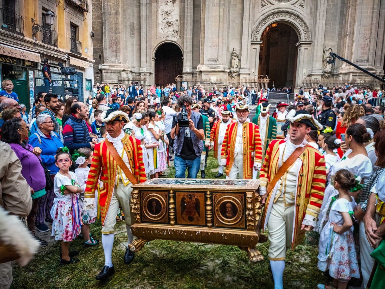 Las imágenes de la procesión del Corpus y la Tarasca por las calles de Granada