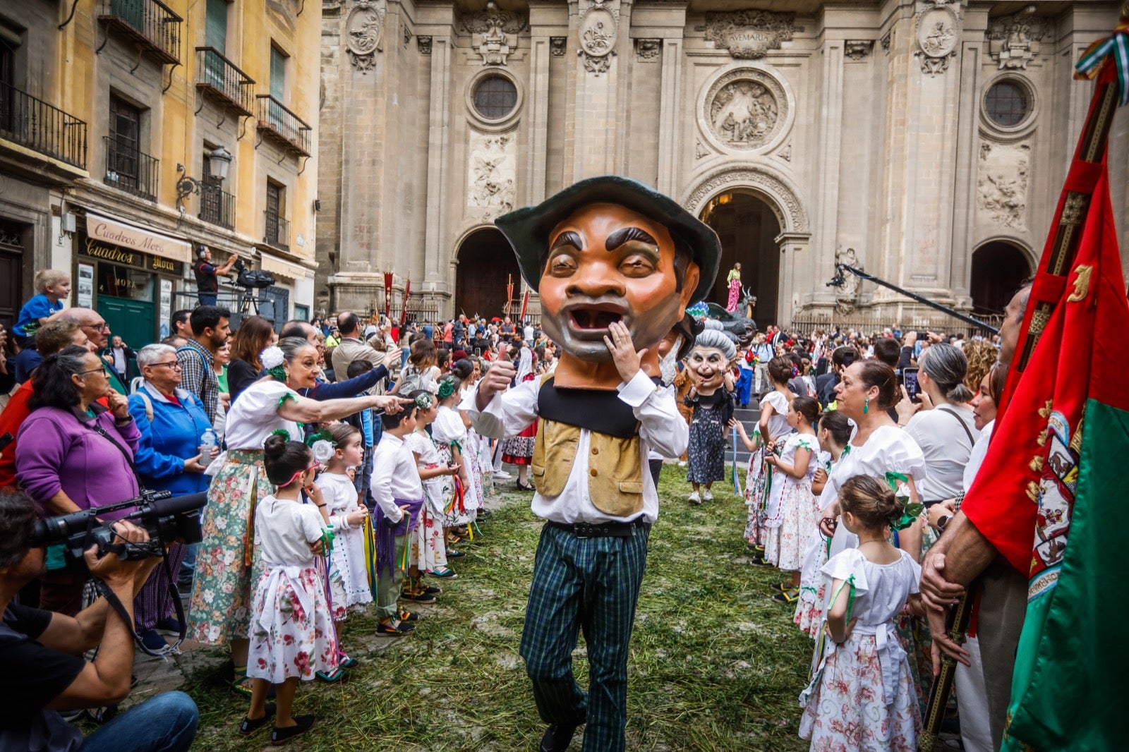 Las imágenes de la procesión del Corpus y la Tarasca por las calles de Granada