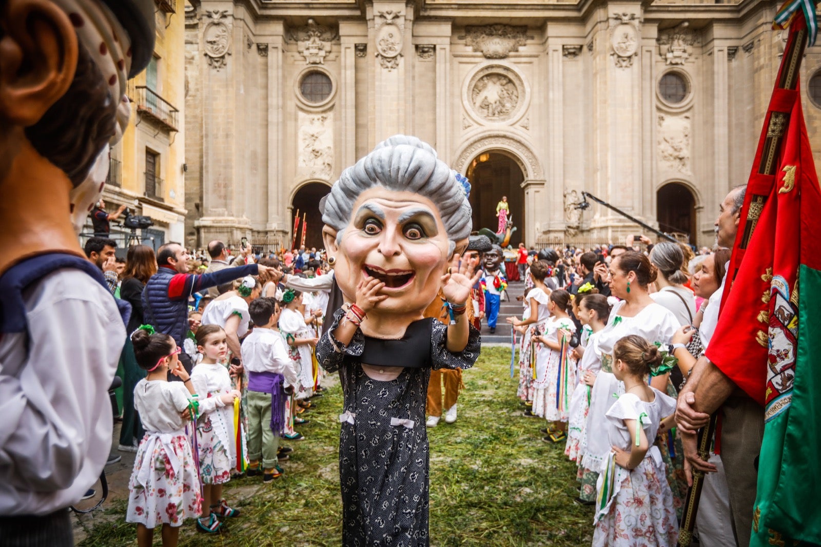 Las imágenes de la procesión del Corpus y la Tarasca por las calles de Granada