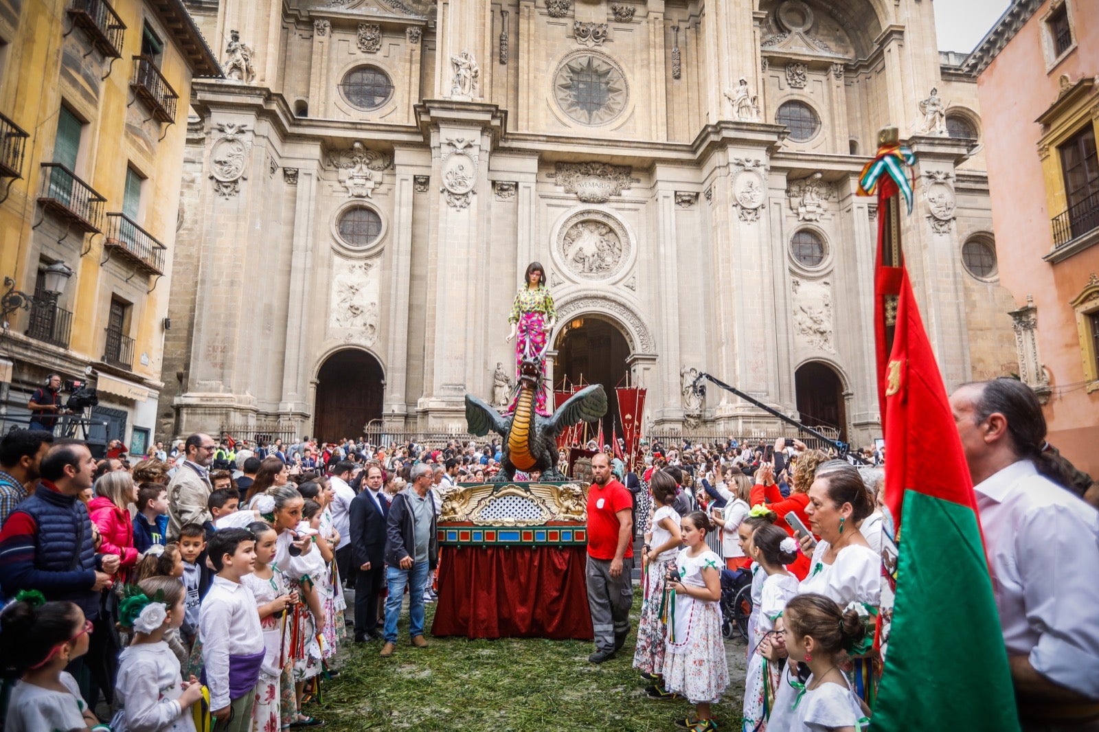 Las imágenes de la procesión del Corpus y la Tarasca por las calles de Granada