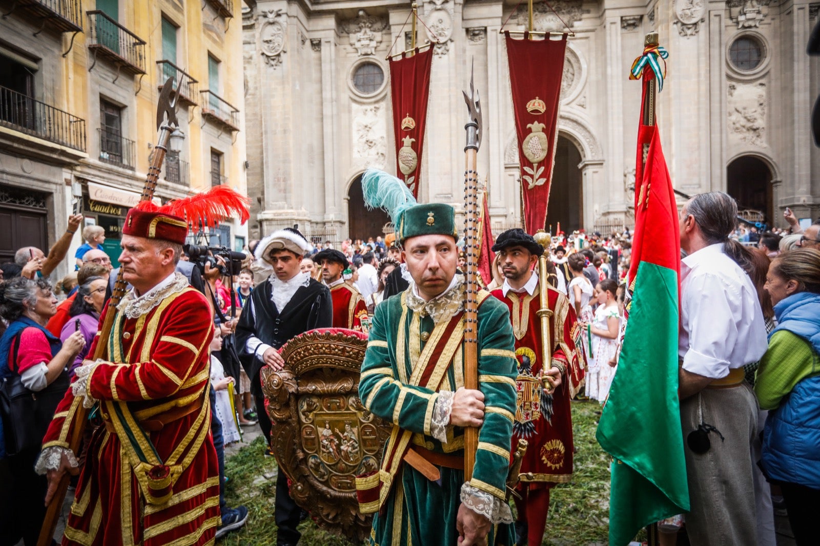 Las imágenes de la procesión del Corpus y la Tarasca por las calles de Granada