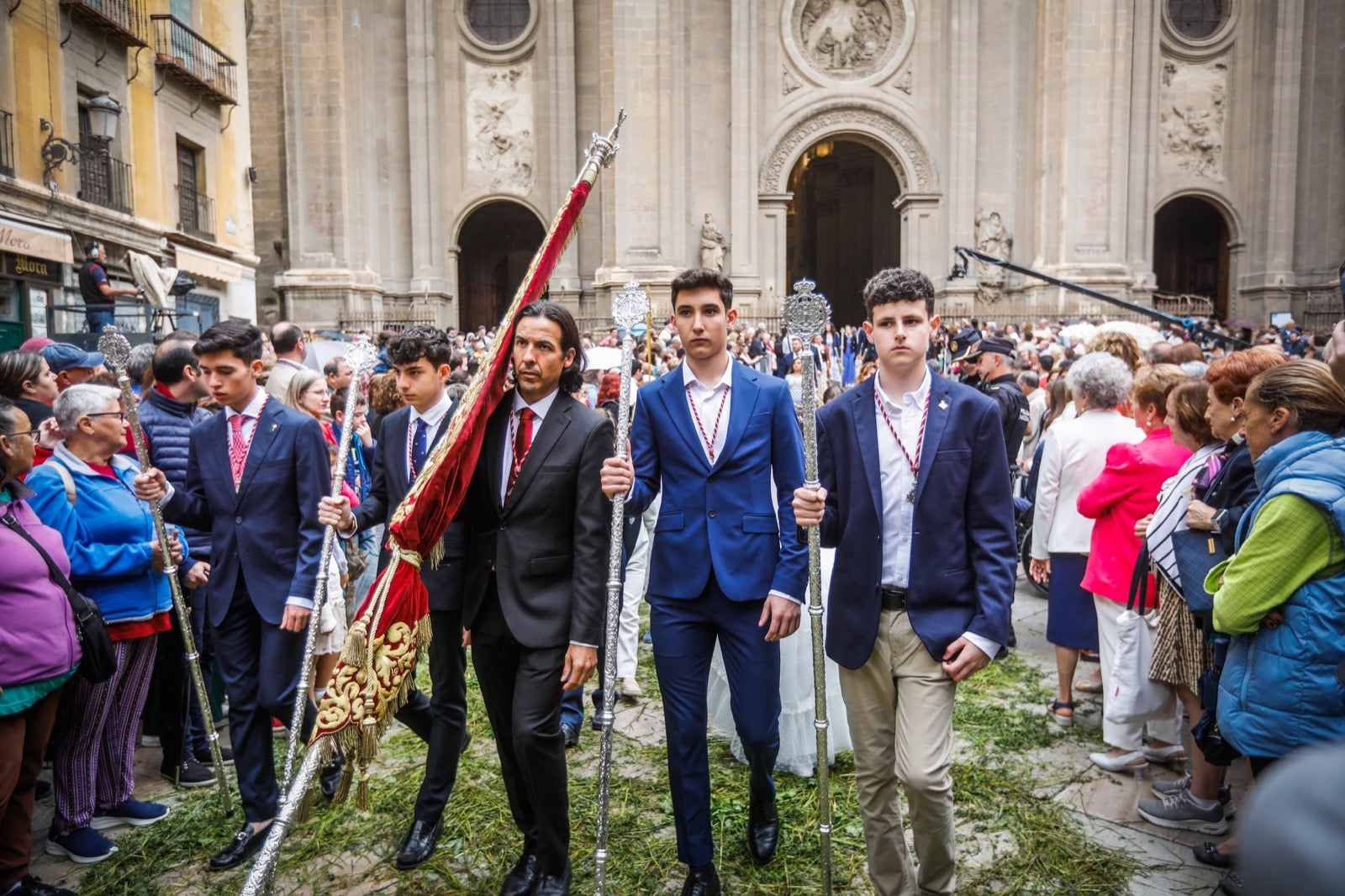 Las imágenes de la procesión del Corpus y la Tarasca por las calles de Granada