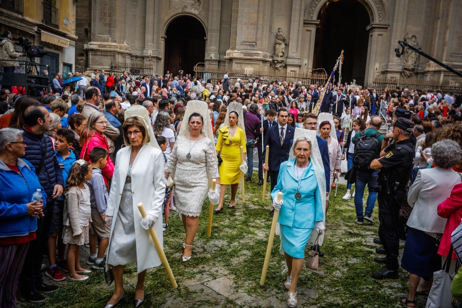 Las imágenes de la procesión del Corpus y la Tarasca por las calles de Granada