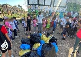 Alumnos del CEIP San Valentín tras recoger basura.
