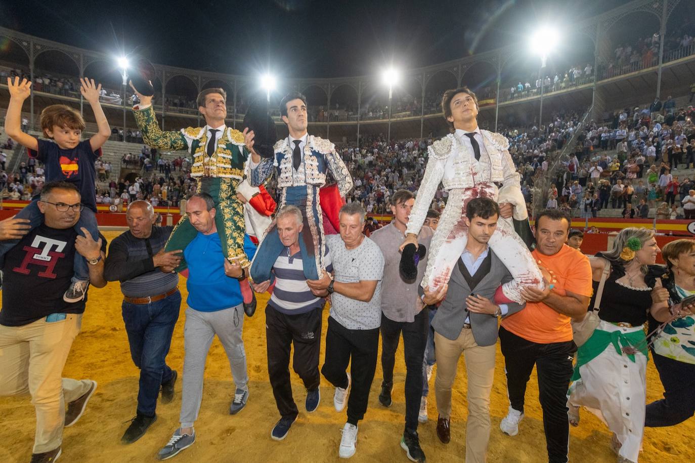 Las imágenes de la tarde triunfal de El Juli, Roca Rey y Tomás Rufo