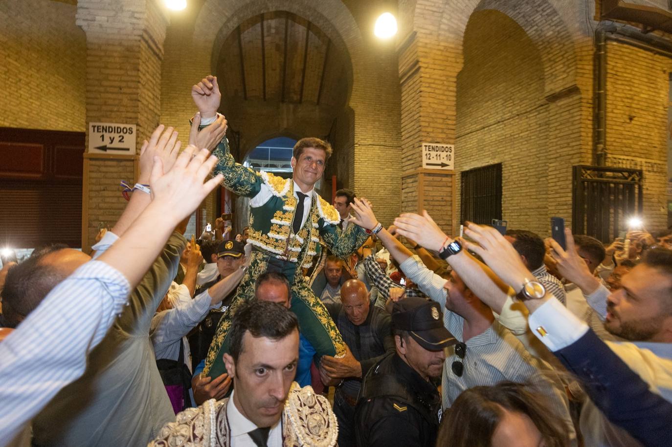 Las imágenes de la tarde triunfal de El Juli, Roca Rey y Tomás Rufo