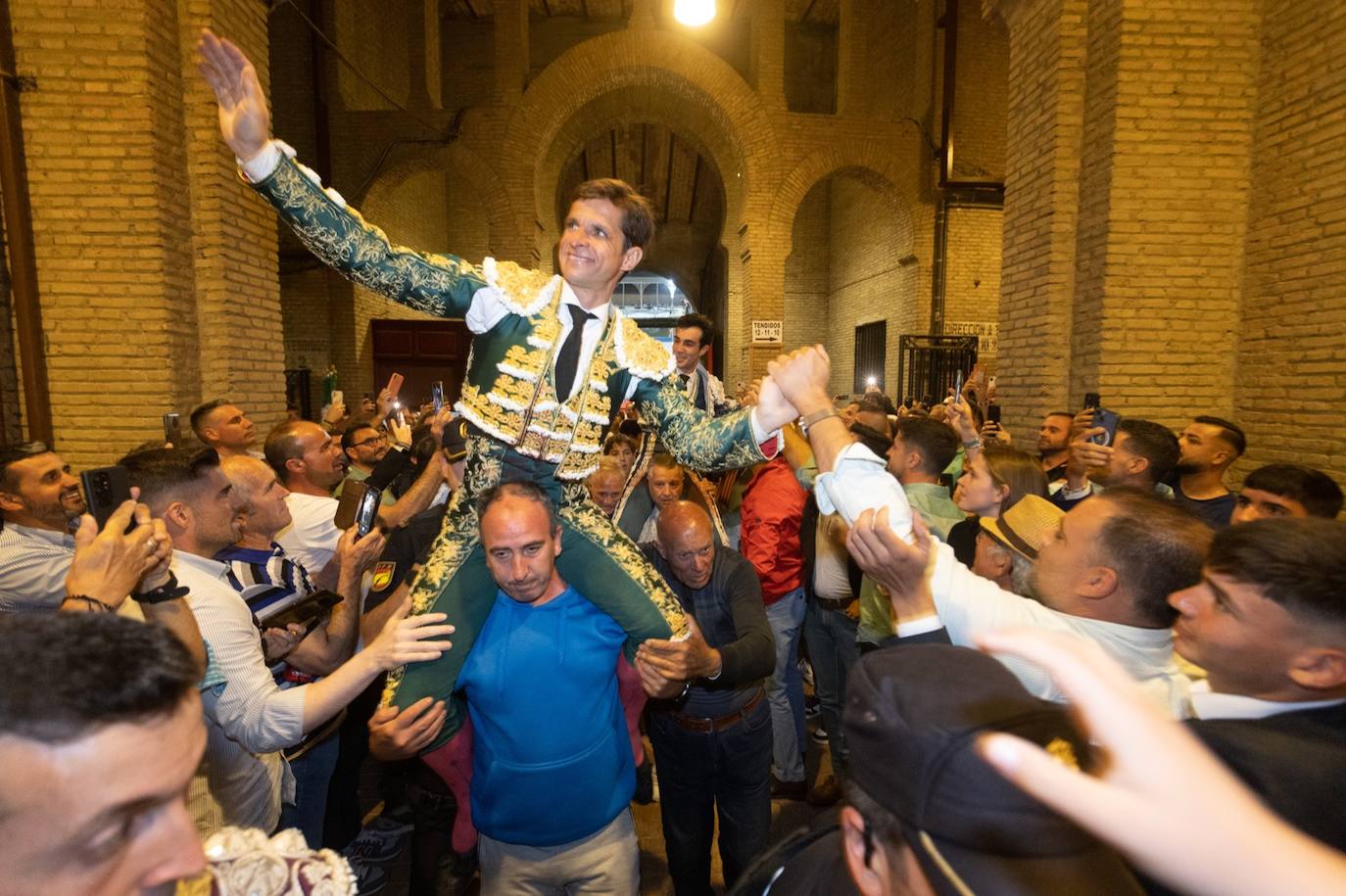 Las imágenes de la tarde triunfal de El Juli, Roca Rey y Tomás Rufo