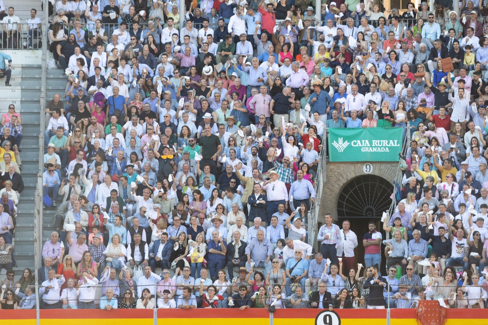 Encuéntrate en la plaza de toros de Granada en la tarde del viernes