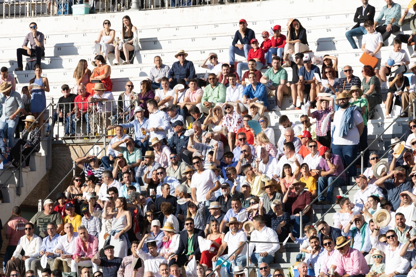 Encuéntrate en la plaza de toros de Granada en la tarde del viernes