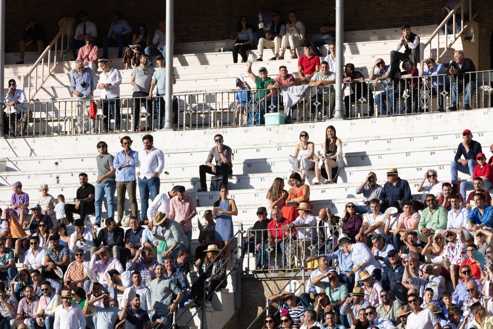 Encuéntrate en la plaza de toros de Granada en la tarde del viernes