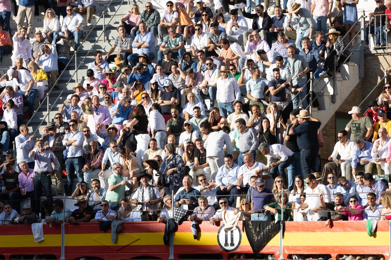 Encuéntrate en la plaza de toros de Granada en la tarde del viernes