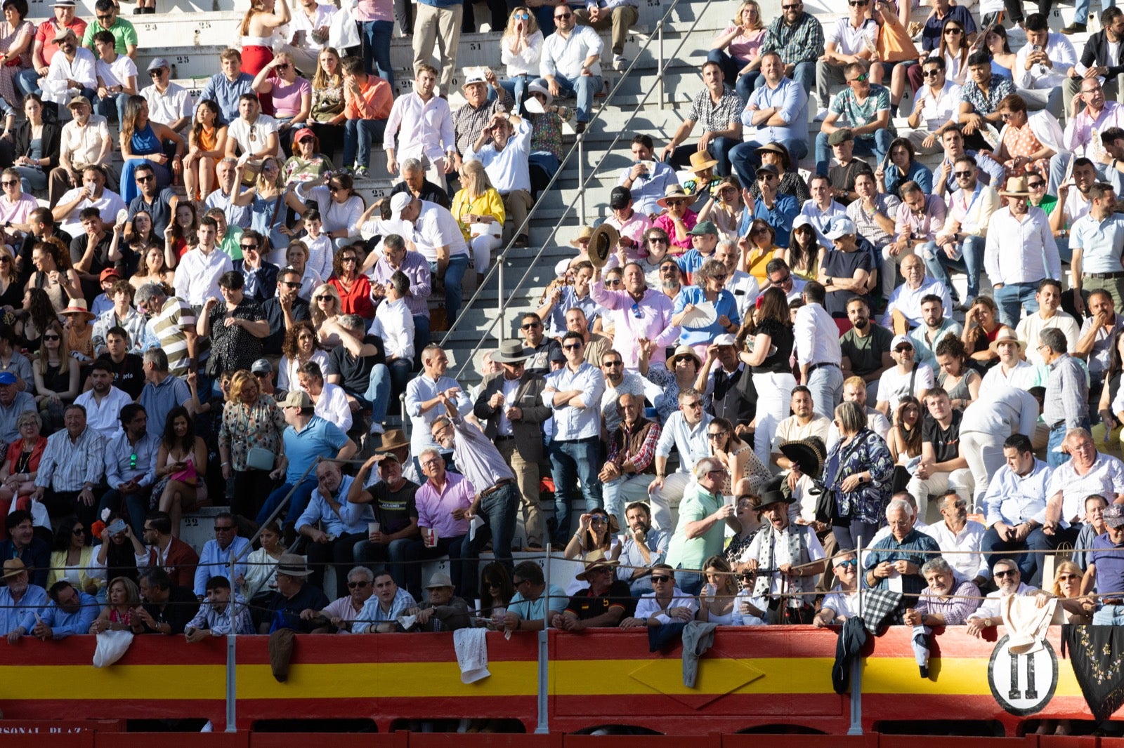 Encuéntrate en la plaza de toros de Granada en la tarde del viernes