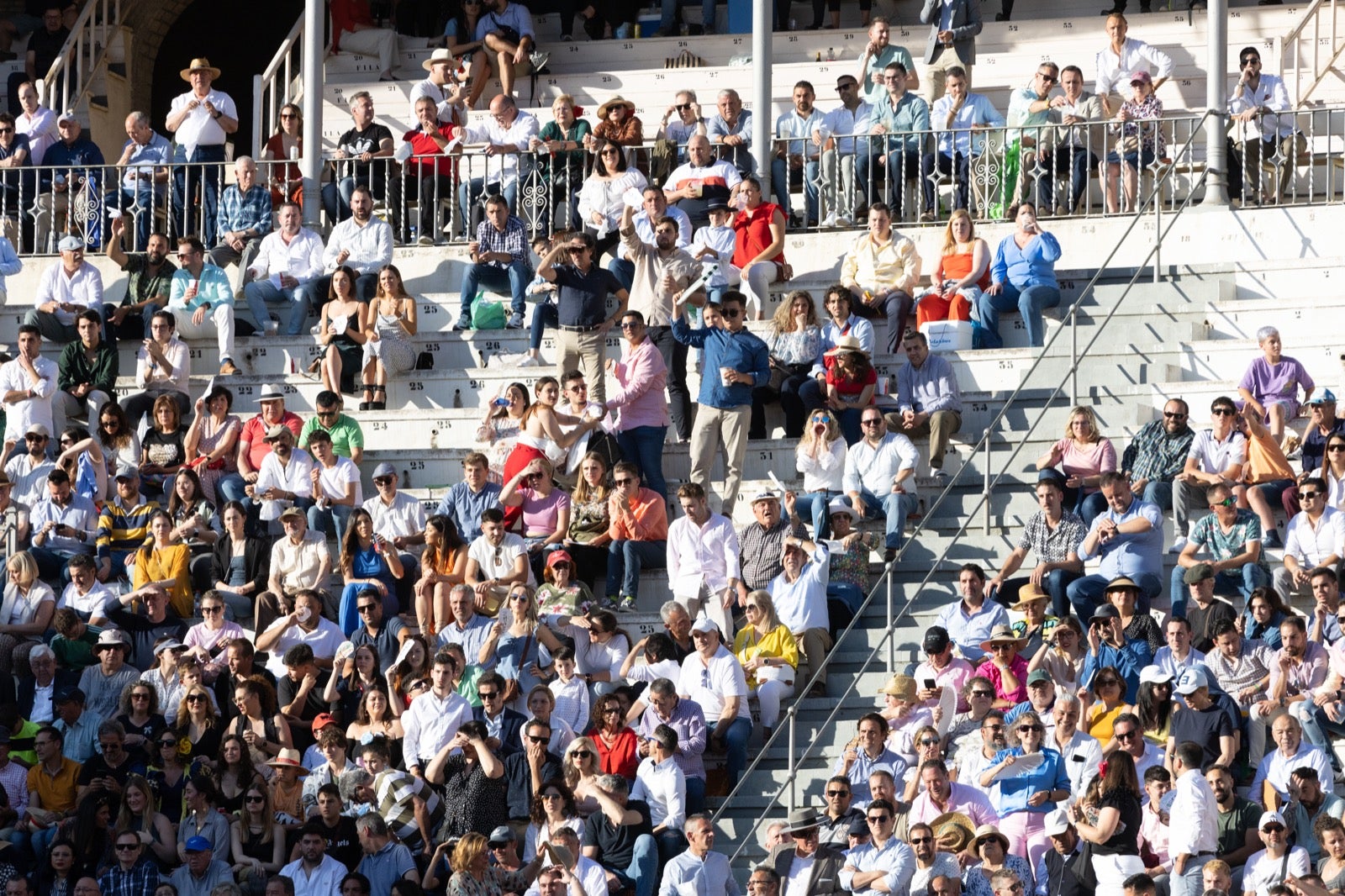 Encuéntrate en la plaza de toros de Granada en la tarde del viernes