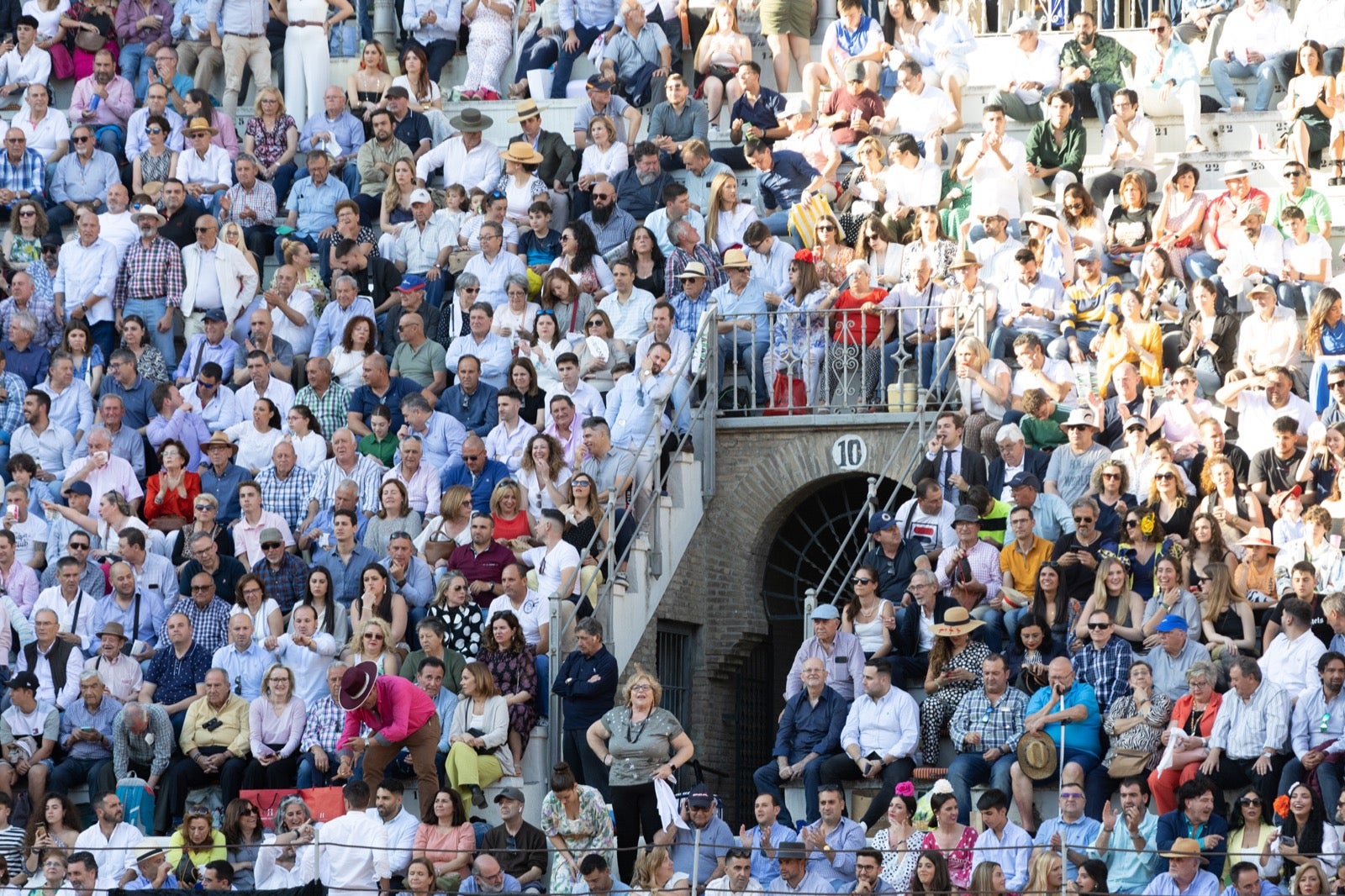 Encuéntrate en la plaza de toros de Granada en la tarde del viernes