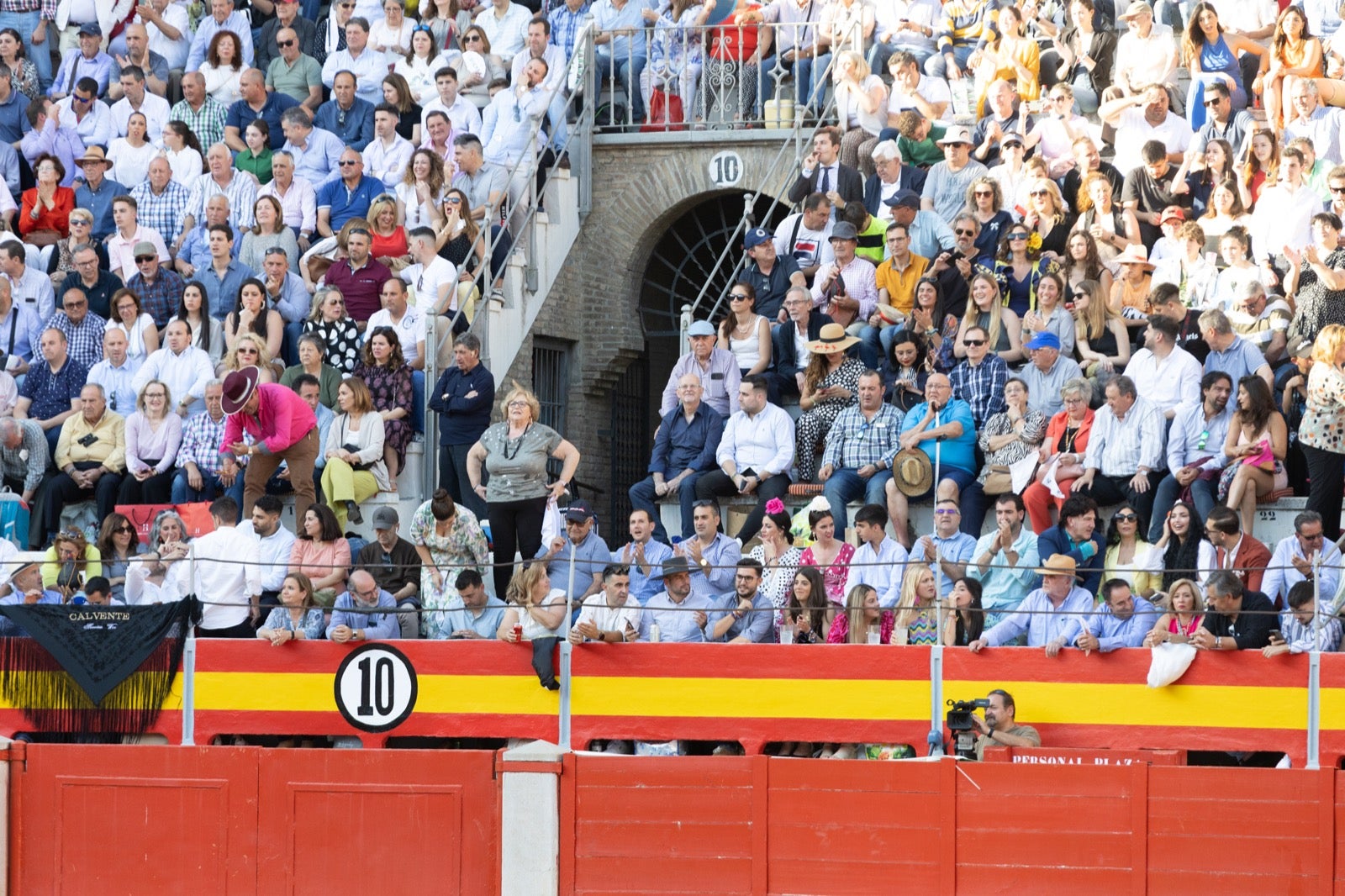 Encuéntrate en la plaza de toros de Granada en la tarde del viernes