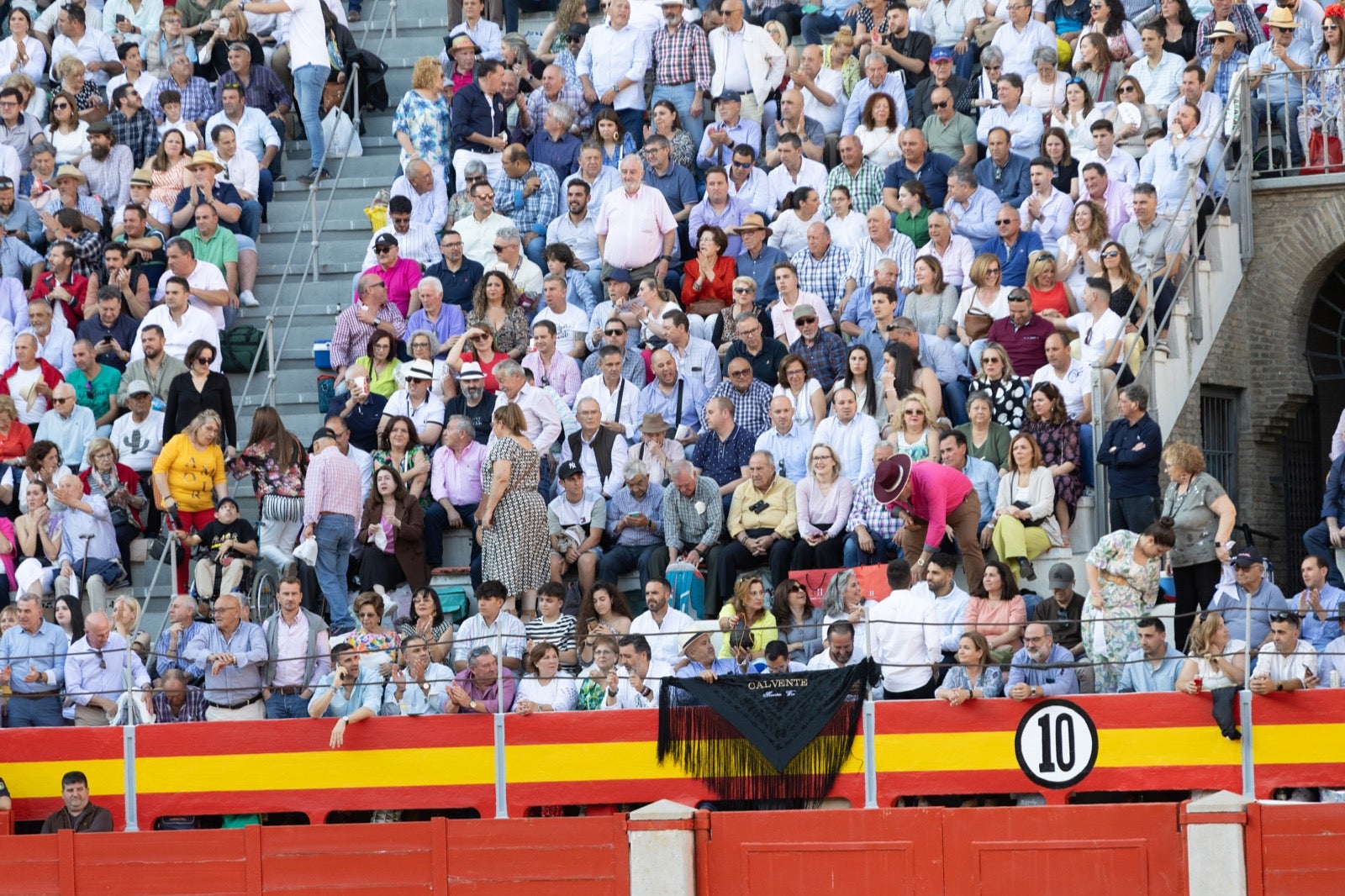 Encuéntrate en la plaza de toros de Granada en la tarde del viernes
