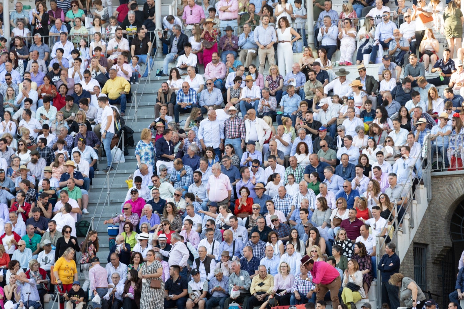 Encuéntrate en la plaza de toros de Granada en la tarde del viernes