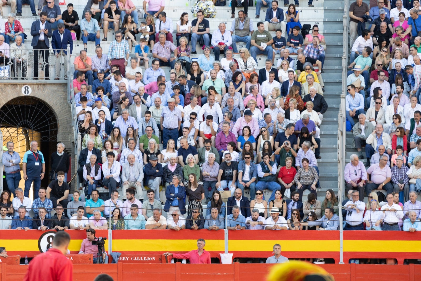 Encuéntrate en la plaza de toros de Granada en la tarde del viernes