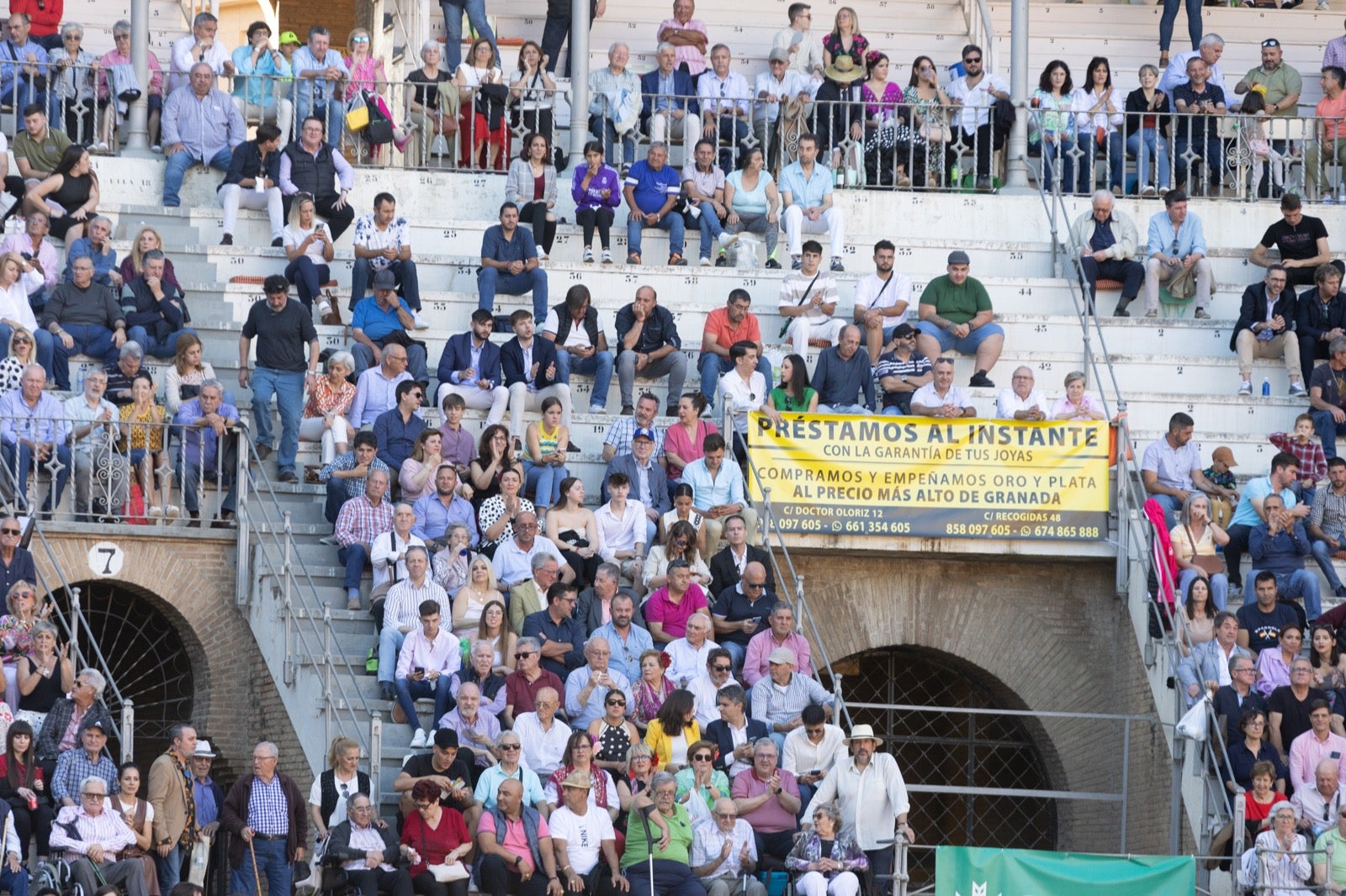Encuéntrate en la plaza de toros de Granada en la tarde del viernes