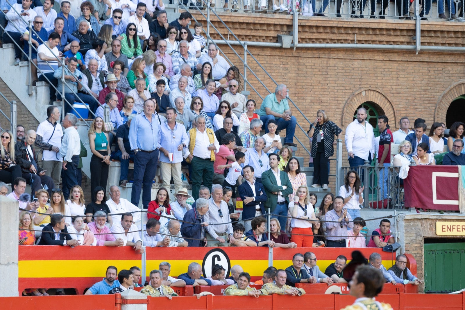 Encuéntrate en la plaza de toros de Granada en la tarde del viernes