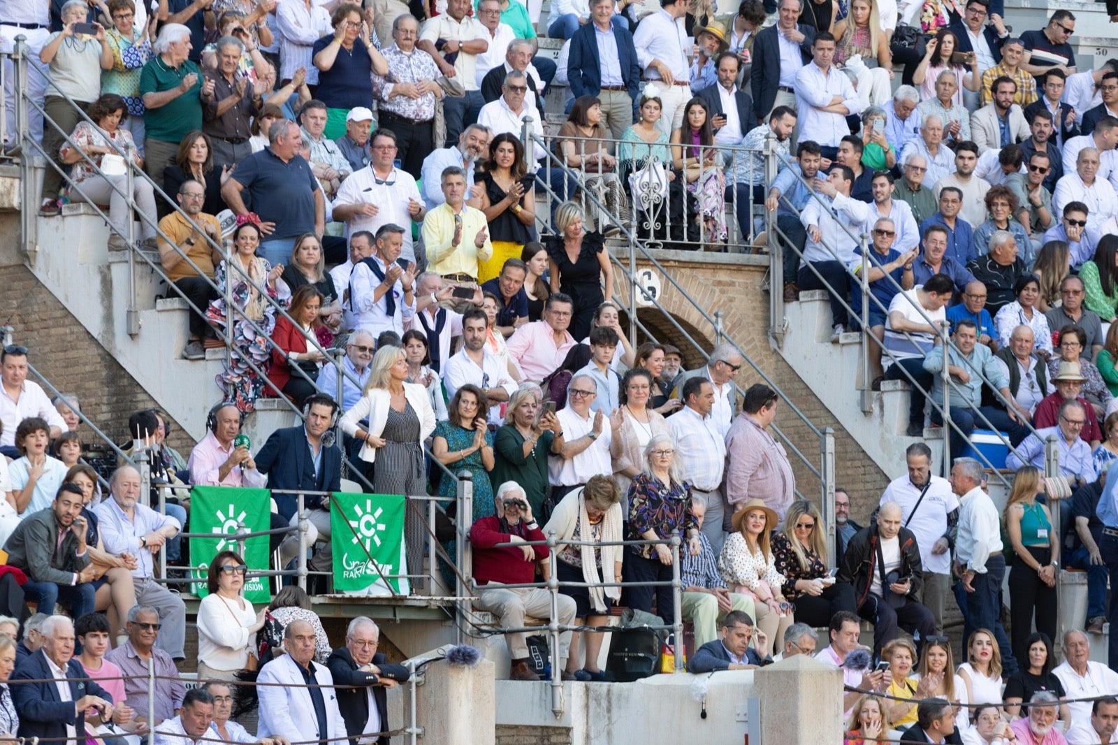 Encuéntrate en la plaza de toros de Granada en la tarde del viernes