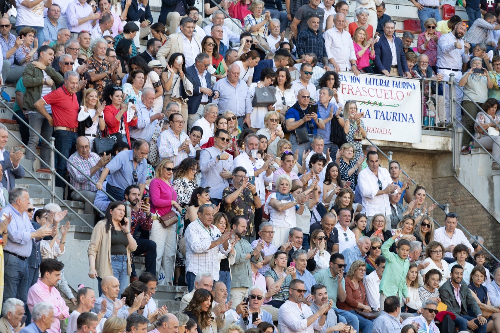 Encuéntrate en la plaza de toros de Granada en la tarde del viernes