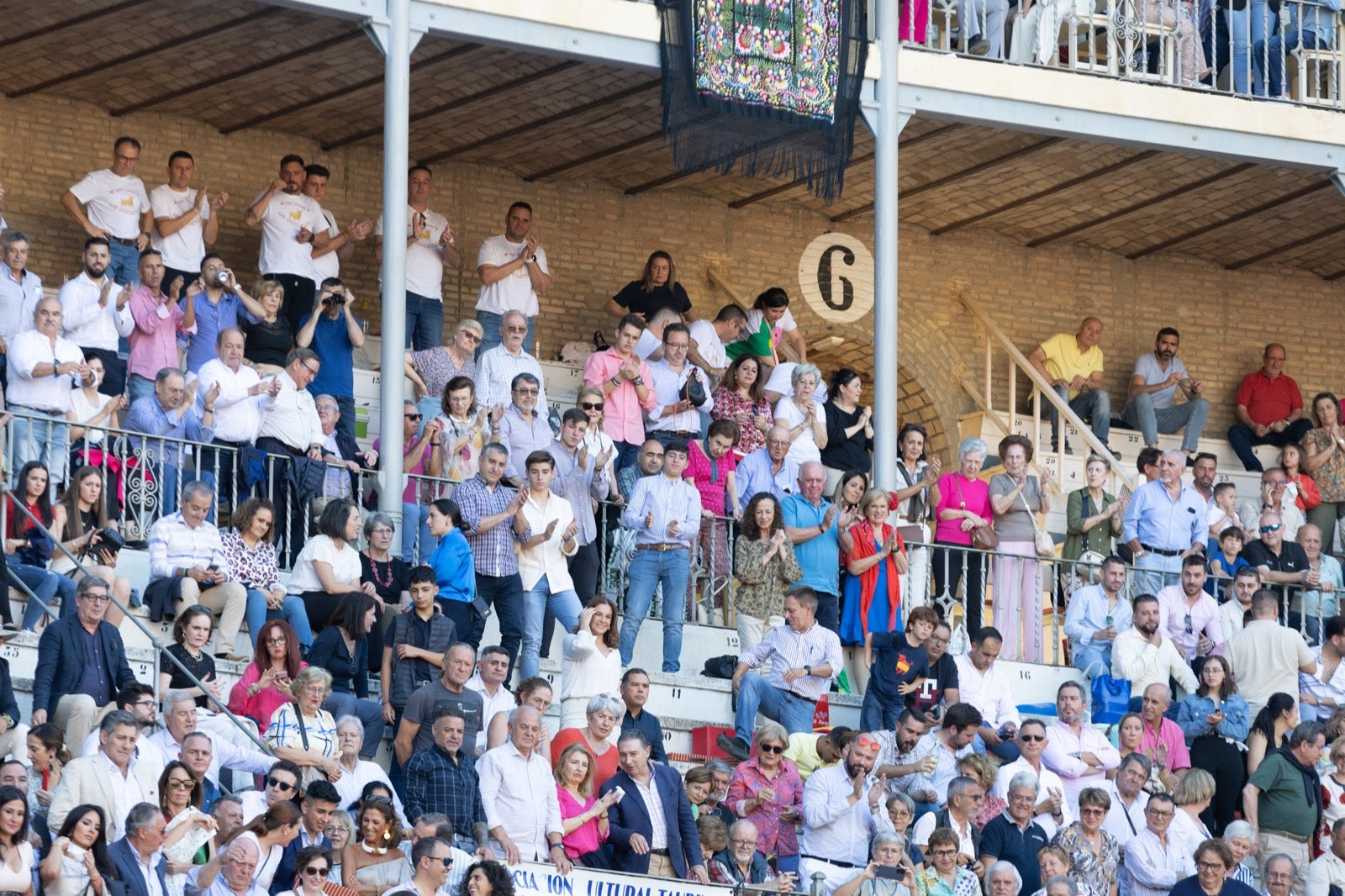 Encuéntrate en la plaza de toros de Granada en la tarde del viernes