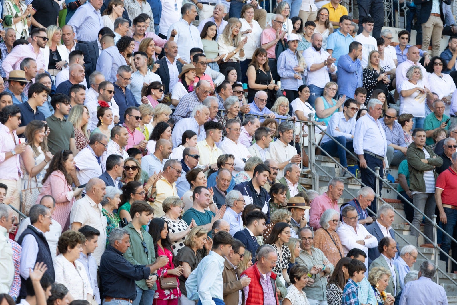 Encuéntrate en la plaza de toros de Granada en la tarde del viernes