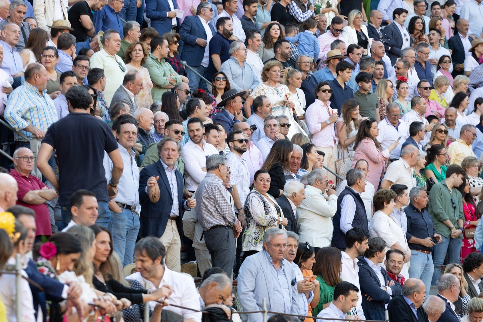 Encuéntrate en la plaza de toros de Granada en la tarde del viernes