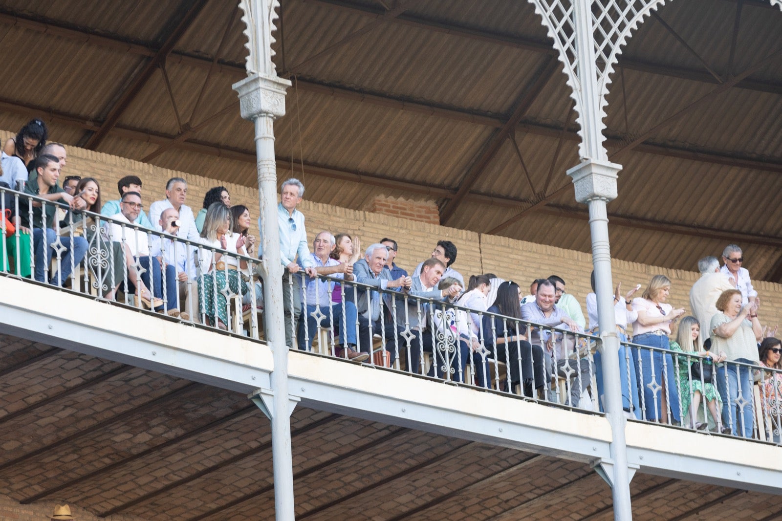 Encuéntrate en la plaza de toros de Granada en la tarde del viernes