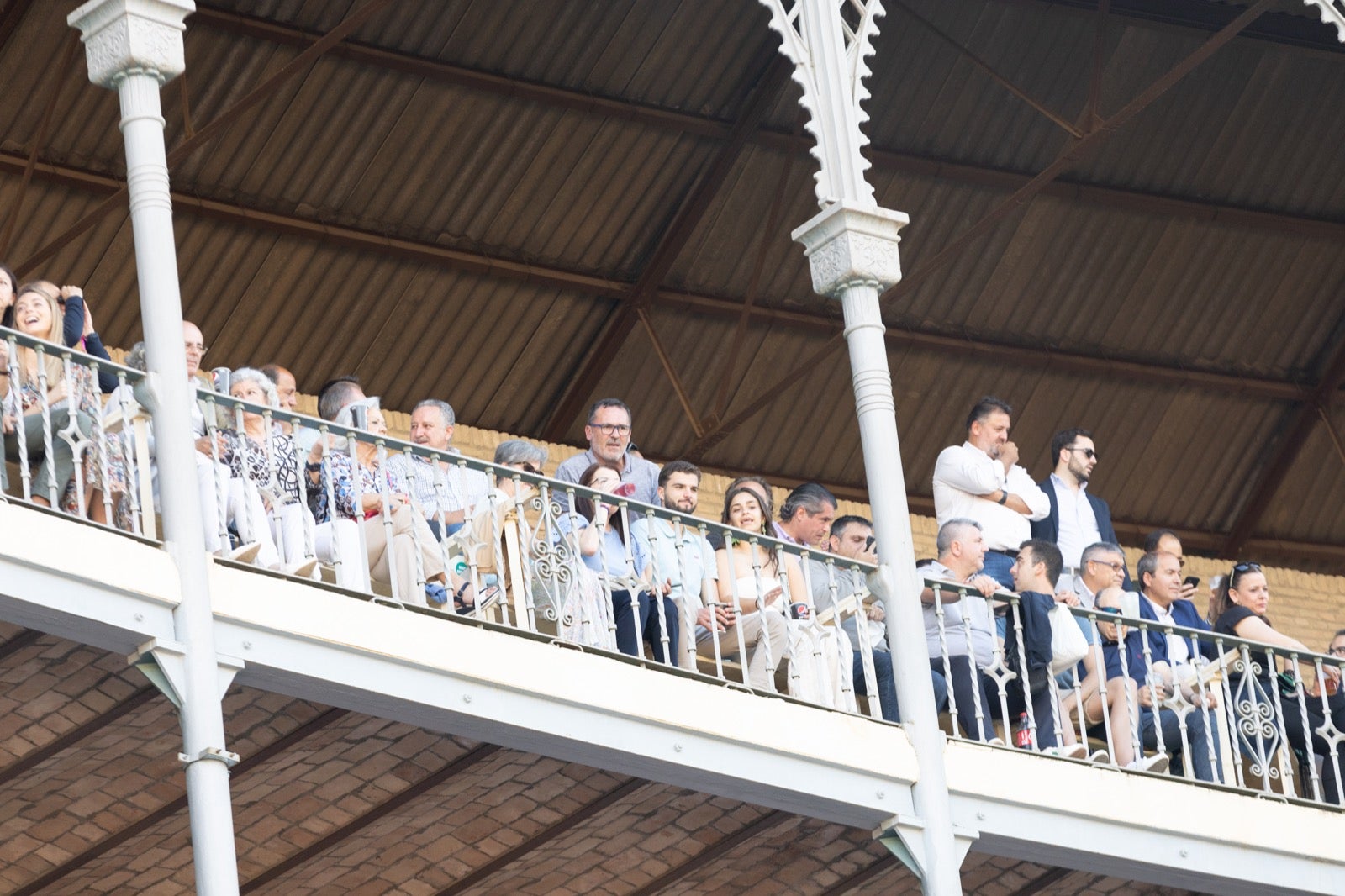 Encuéntrate en la plaza de toros de Granada en la tarde del viernes