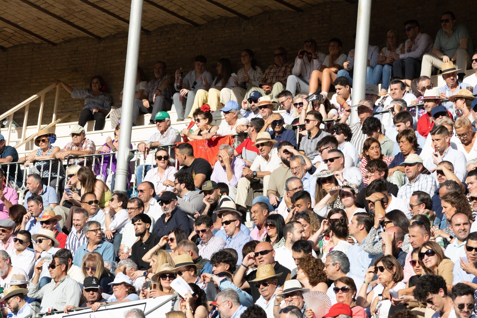 Encuéntrate en la plaza de toros de Granada en la tarde del viernes