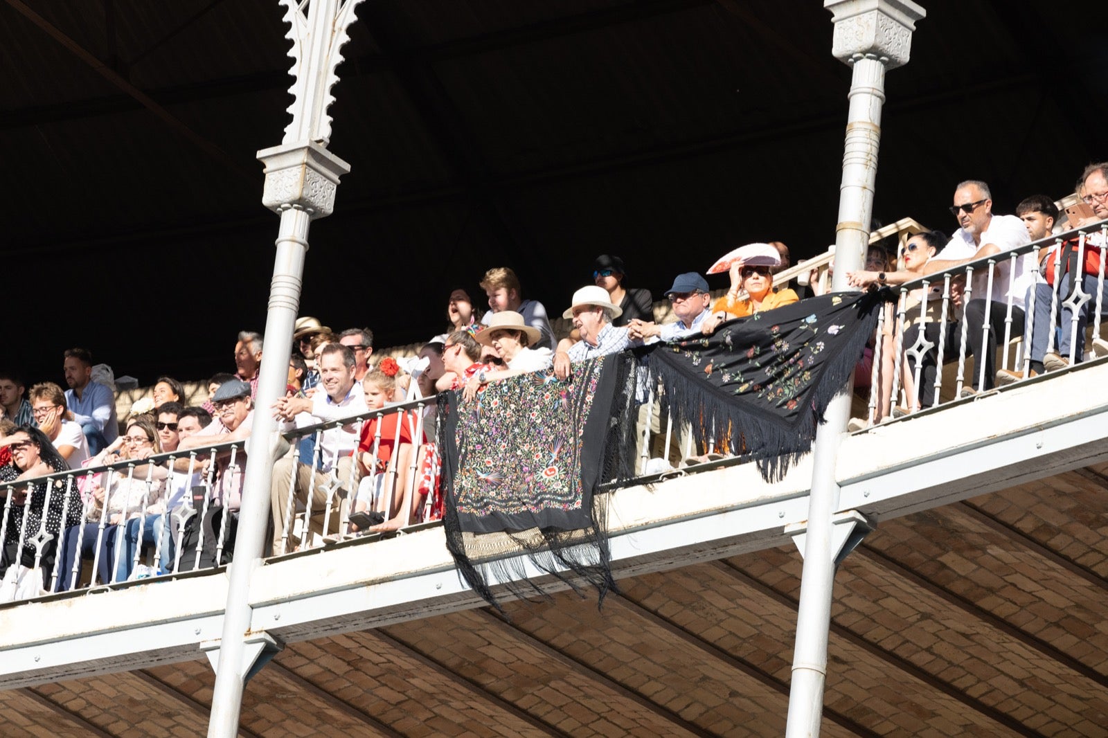 Encuéntrate en la plaza de toros de Granada en la tarde del viernes