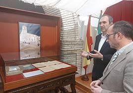 Juan del Arco junto a José Ayala en el archivo.