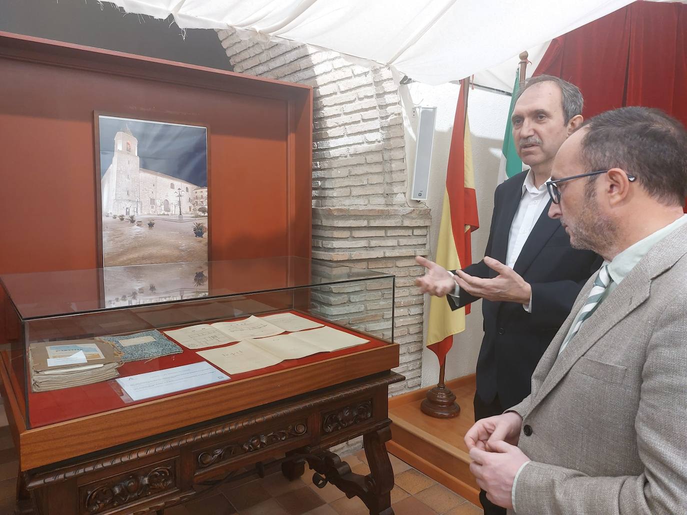 Juan del Arco junto a José Ayala en el archivo.